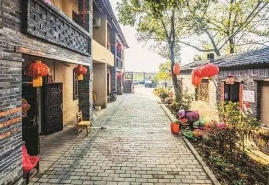 武汉市江夏区五里界街道童周岭村，坐落于美丽的梁子湖畔。全村共有13个自然湾，风景都十分优美。其中，尤以小朱湾和童周湾最为迷人。