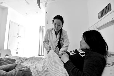 援非归来的吴玉萍为病人做检查。记者 周迪 摄