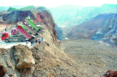 昨天，江夏区长山弃土消纳场已投入试运营。记者苗剑 摄