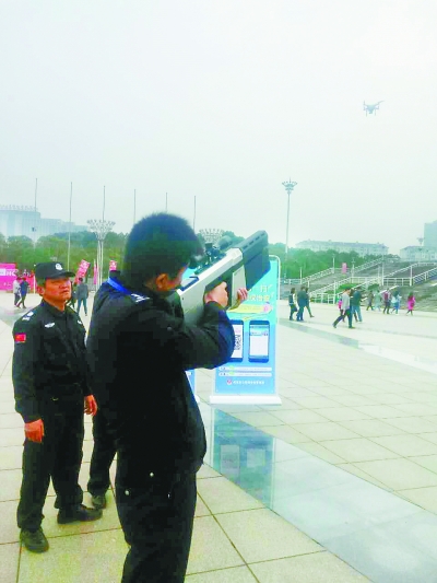 警方用反制枪“击落”无人机