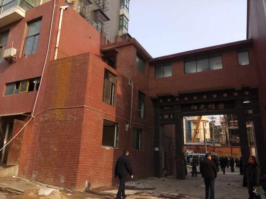 户主违建导致小区无法办理房产证 城管依法强