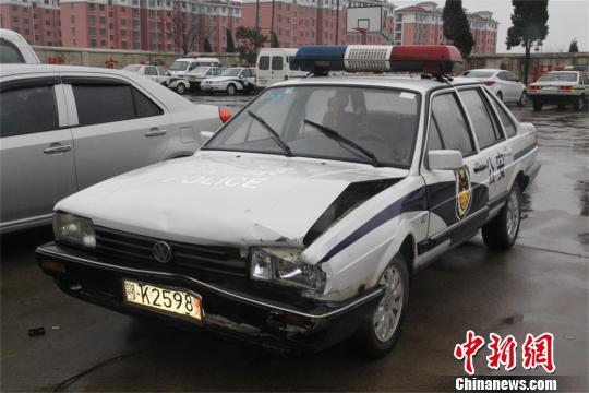 因撞击而受损的警车 钟欣 摄