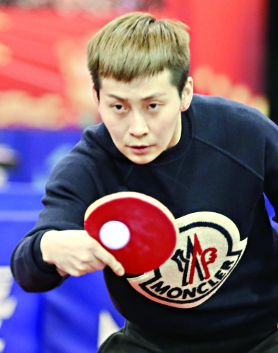 冯亚兰与武汉市乒乓球队的小队友交流球技 记者李葳 摄