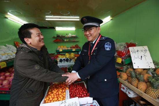 胡毅峰与水果店主