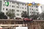 新司機錯把油門當剎車 汽車高懸半空中