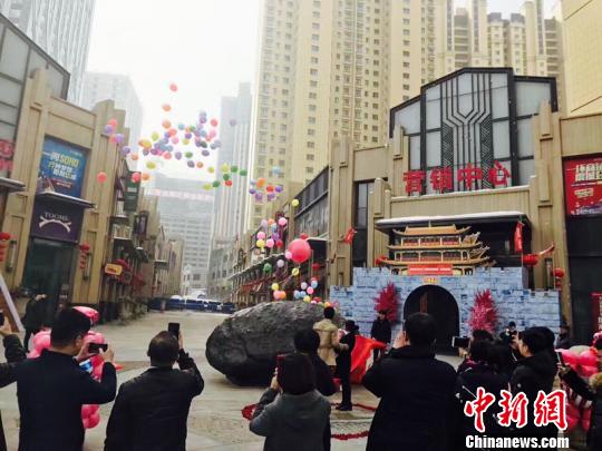 乌鲁木齐一男子花百万元购买33吨“陨石”向女友求婚,引市民围观。王小军 摄
