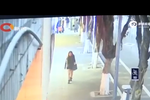 女子當街撒1.6萬元鈔票 稱因心情不好