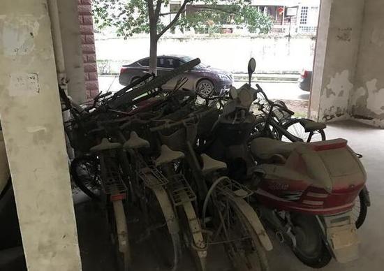 图为小区内堆放的老旧自行车。记者姚传龙 摄