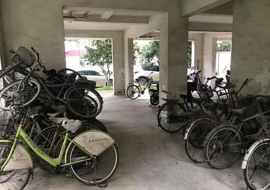 图为小区内堆放的老旧自行车。记者姚传龙 摄