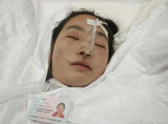 病床上的李奇妹一直昏迷不醒
