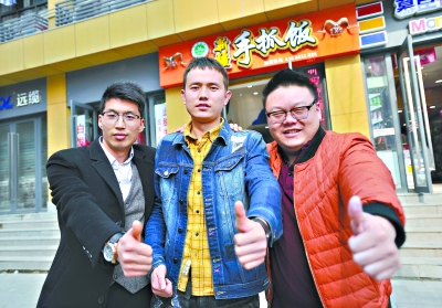 张培文、哈胜玺、陈金磊(右起)在新疆手抓饭店铺门前合影 记者李永刚 摄