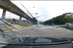 自行車騎手疑闖紅燈 被轎車撞翻滾落地
