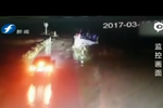 監(jiān)拍小車搶過(guò)鐵路匝口 被火車攔腰撞飛