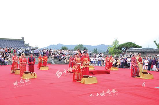 2016年8月，农历七夕当天，按照道教科仪和汉式婚礼的习俗，9对新人在玉虚宫举办了独特的“道缘”集体婚礼。（资料图片）