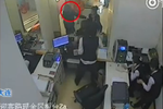男子持槍劫持員工搶銀行 倒計時威脅開槍