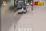 男生搏命“惡作劇” 馬路中央逼停公交