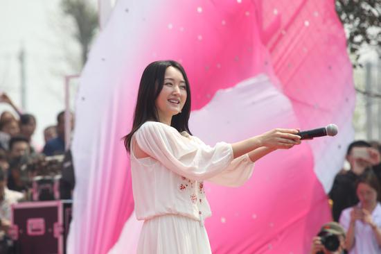 三万名游客与杨钰莹对唱情歌