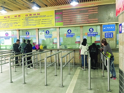 昨日，金家墩客运站售票厅客流稀少。
    记者陈永权 摄