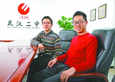 吴金泽（左）和刘鹏飞记者何晓刚 摄