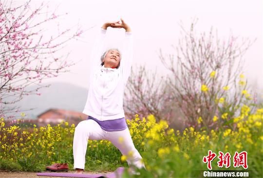 康光英已75岁，仍坚持练瑜伽 周政 摄