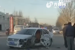 司機強行超車造成3車連環(huán)撞 轎車被撞上墻