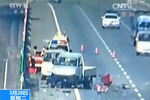 車速接近飛機(jī)起飛速度 轎車失控飛向?qū)γ孳嚨? /><span id=