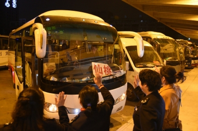 送別最后一班金家墩開往仙桃的長(zhǎng)途班車。記者詹松 攝