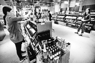 昨天,东湖保税交易中心,市民选购红酒等进口商品。