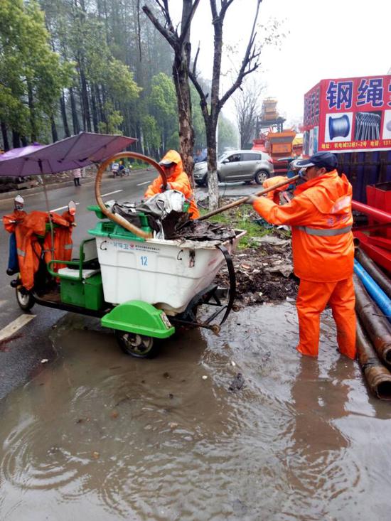 东西湖城管听取民意 重拳整治五金机电城环境