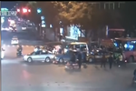 男子搶公交還砸車 民警合圍制服