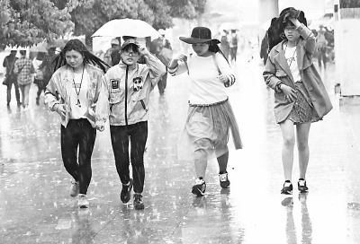 昨天下午4点，4名女孩在汉口沿江大道雨中奔走记者金思柳摄