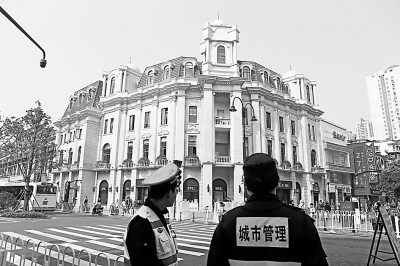 昨天下午4点,4名女孩在汉口沿江大道雨中奔走记者金思柳 摄