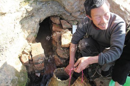 当地村民在“流鱼洞”捉鱼（资料图片）