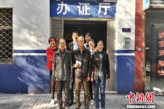 张、黄两家人在派出所门前合影 赵开洪 摄