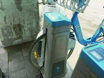 公共自行车变私车 小蓝车被私锁在停车桩上
