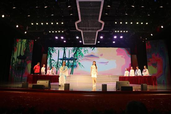 武汉开发区首届汤湖论诗开幕 引千人围观