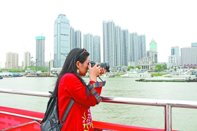 游客在游船上拍摄长江两岸美景