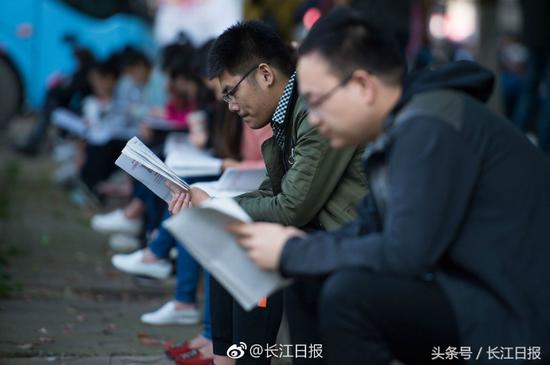 组图:湖北省公务员开考 武汉27考点11万人赶考