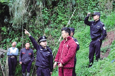 民警带着犯罪嫌疑人核实情况