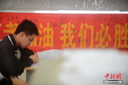 5月25日,江苏扬州一所中学迎高考,校园内挂满了正能量励志横幅标语。孟德龙 摄