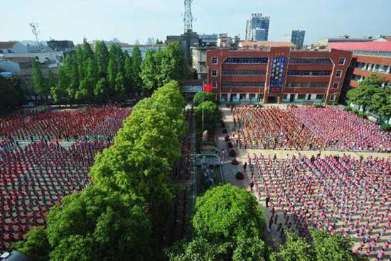 邾城一小有4400名小学生，每周一的升旗仪式场面壮观。记者 彭年 摄