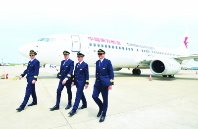 昨日东方航空的外籍飞行员亮相。