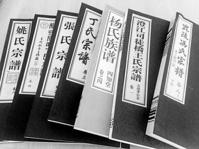 武漢一家公司編印的各種家譜記者翟蘭/攝
