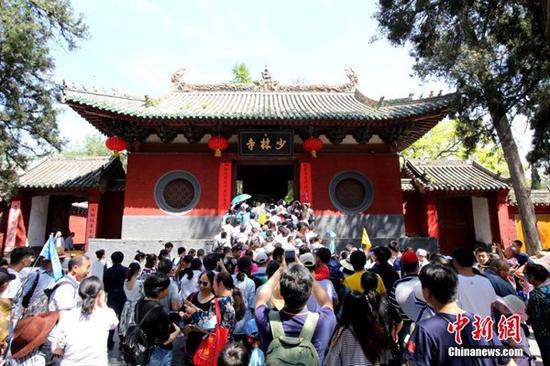 “五一”期間，各地迎來客流高峰，數(shù)萬中外游客慕名游覽少林寺。 王中舉 攝