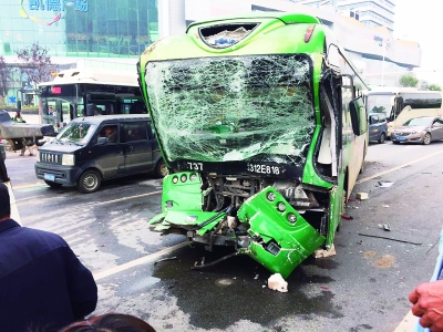 公交追尾后多車受損，消防官兵趕到現(xiàn)場(chǎng)救援。記者楊榮峰 攝