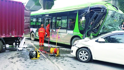 737路公交車正面受損嚴(yán)重。