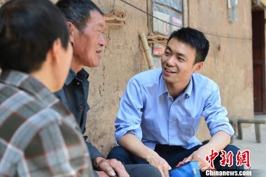 通周光钰了解胡天林夫妇近况 (钟欣/摄)