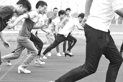 武汉一高校奇葩运动会 男生穿超大高跟鞋短跑