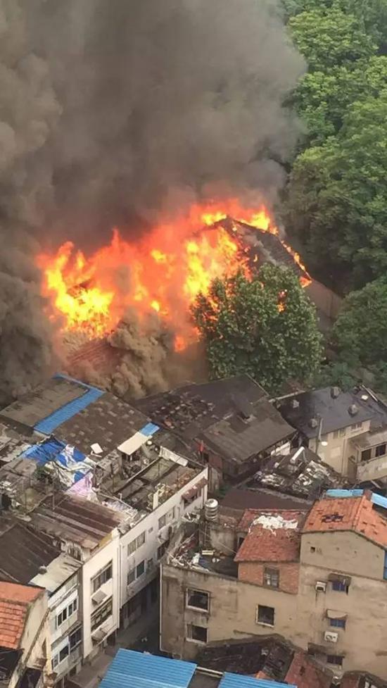 59年老民房今早突然起火 暂无人员伤亡