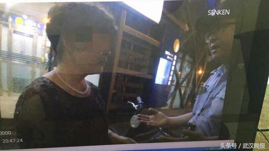 民警在ATM机前拦下杨女士